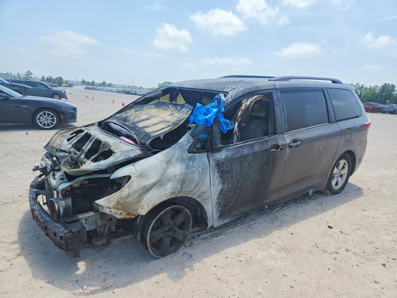 2016 Toyota Sienna — Burn - Engine — aukcja Copart tx - houston - 1