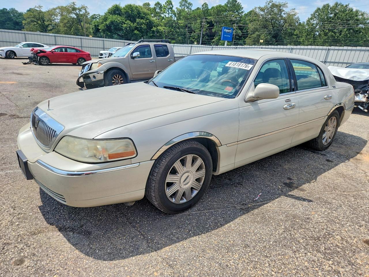 2005 Lincoln Town Car — Front End — aukcja Copart al - mobile - 1
